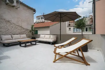 Popločani dio dvorišta ili vanjski dio objekta SAMM Apartments Šibenik