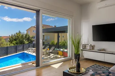 Bazen u objektu Villa Beluna Vodice ili u blizini