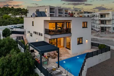 Bazen u objektu Villa Beluna Vodice ili u blizini