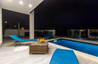 Bazen u objektu L&A Luxury Villa ili u blizini