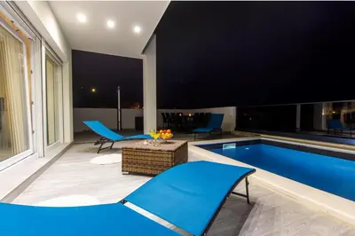 Bazen u objektu L&A Luxury Villa ili u blizini