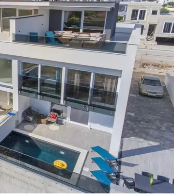 Bazen u objektu L&A Luxury Villa ili u blizini