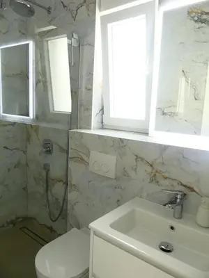 Kupaonica u objektu Seaside Serenity - Elegant Apartment with Stunning Sea Views