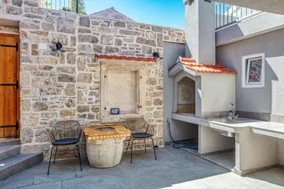 Popločani dio dvorišta ili vanjski dio objekta Family friendly house with a swimming pool Murter - 23203