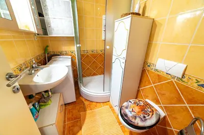 Kupaonica u objektu Family Apt with a BBQ & Shared Pool in Vodice 15 min Walk From Beach