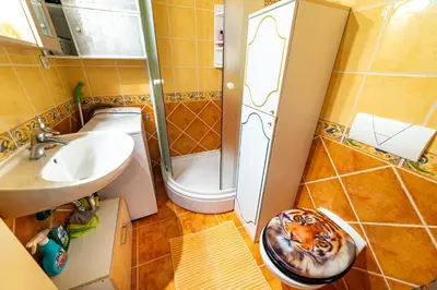 Kupaonica u objektu Family Apt with a BBQ & Shared Pool in Vodice 15 min Walk From Beach