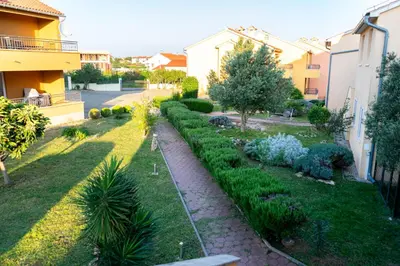 Vrt u objektu Family Apt with a BBQ & Shared Pool in Vodice 15 min Walk From Beach