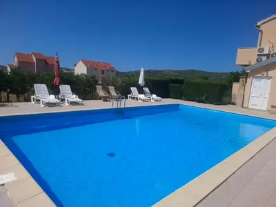 Bazen u objektu Family Apt with a BBQ & Shared Pool in Vodice 15 min Walk From Beach ili u blizini