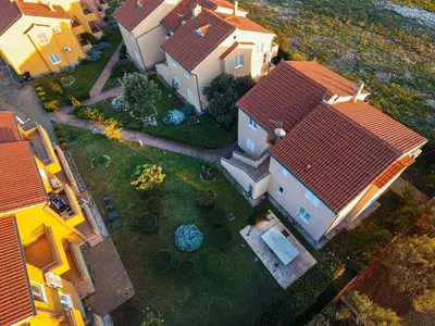 Ptičja perspektiva objekta Family Apt with a BBQ & Shared Pool in Vodice 15 min Walk From Beach