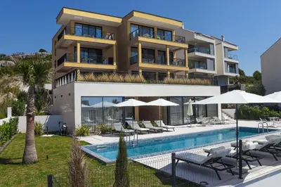 Bazen u objektu MEDITERANA Art Deco Resort ili u blizini