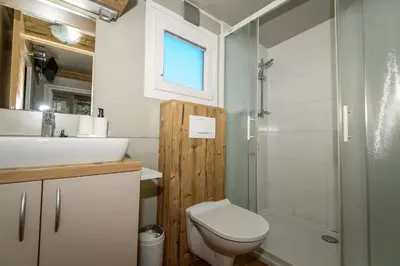 Kupaonica u objektu Cozy and Chic Little House with Pool Ivinj-1 Vodice