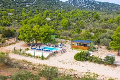 Bazen u objektu Cozy and Chic Little House with Pool Ivinj-1 Vodice ili u blizini