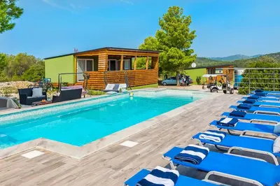 Bazen u objektu Cozy and Chic Little House with Pool Ivinj-1 Vodice ili u blizini