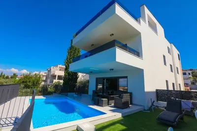 Bazen u objektu Family-friendly apartments with swimming pool Murter - 22942 ili u blizini
