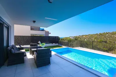Bazen u objektu Family-friendly apartments with swimming pool Murter - 22942 ili u blizini