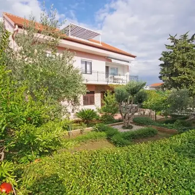 Apartments with parking space Pirovac