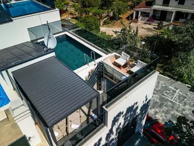 Bazen u objektu Villa with ROOFTOP POOL Quercus ili u blizini