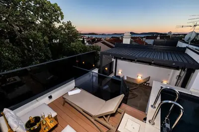 Balkon ili terasa u objektu Villa with ROOFTOP POOL Quercus