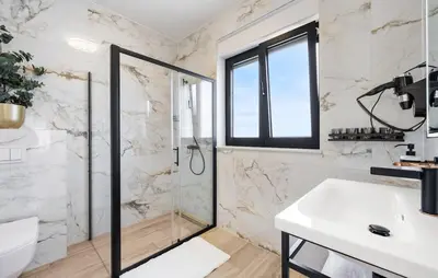Kupaonica u objektu Villa with ROOFTOP POOL Quercus