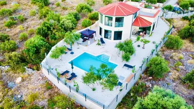 Bazen u objektu Villa Pablo ili u blizini