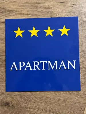 Certifikat, nagrada, logo ili neki drugi dokument izložen u objektu Apartment Ivale