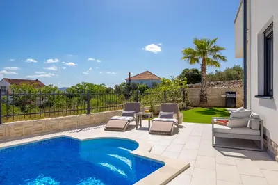 Bazen u objektu Luxury apartment La Mer with private pool and garden ili u blizini
