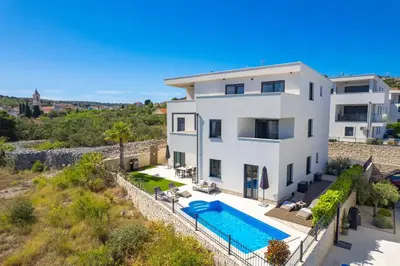 Bazen u objektu Luxury apartment La Mer with private pool and garden ili u blizini