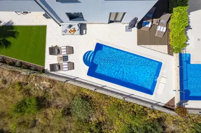 Bazen u objektu Luxury apartment La Mer with private pool and garden ili u blizini