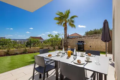 Pića u objektu Luxury apartment La Mer with private pool and garden