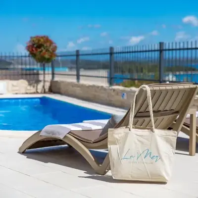 Luxury apartment La Mer with private pool and garden