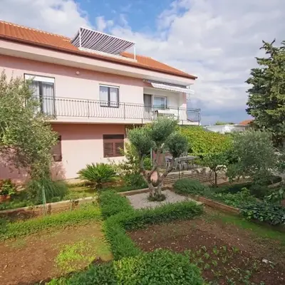 Apartments with parking space Pirovac