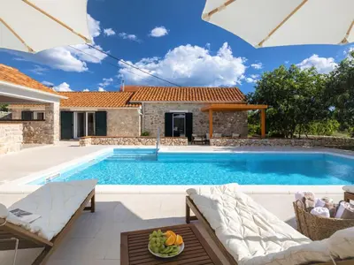 Bazen u objektu Holiday Home Villa di Perla by Interhome ili u blizini