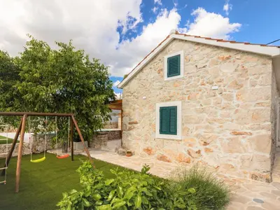 Vrt u objektu Holiday Home Villa di Perla by Interhome