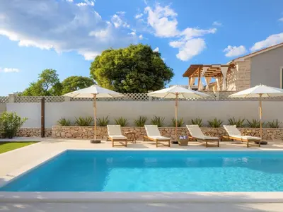 Bazen u objektu Holiday Home Villa di Perla by Interhome ili u blizini