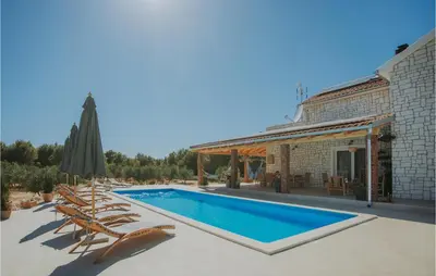 Bazen u objektu Villa Ema Nika ili u blizini