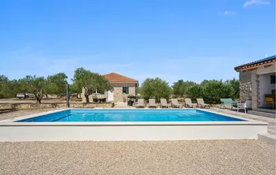 Bazen u objektu Pet Friendly Home In Vodice With Outdoor Swimming Pool ili u blizini