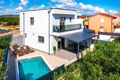 Bazen u objektu Holiday home Val ili u blizini