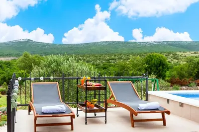 Pogled na planine ili pogled na planine iz vila