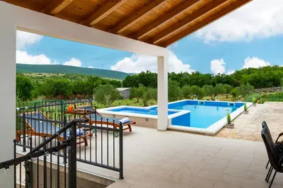 Bazen u objektu Villa Kiara ili u blizini