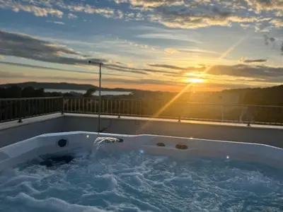 Pogled na izlazak ili zalazak sunca iz vikendica