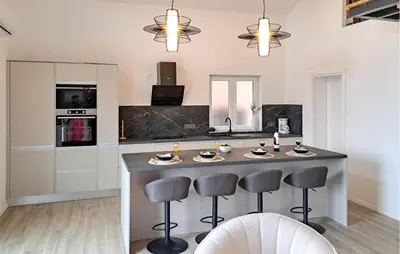 Kuhinja ili čajna kuhinja u objektu Gorgeous Apartment In Pirovac With Wifi