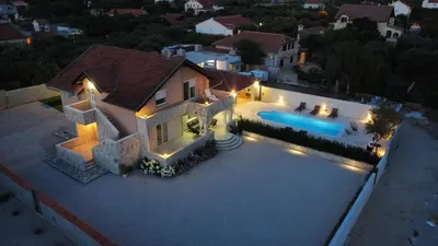 Bazen u objektu Holiday home Bevanda ili u blizini