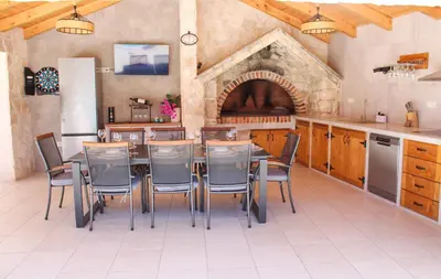 Kuhinja ili čajna kuhinja u objektu Holiday home Bevanda