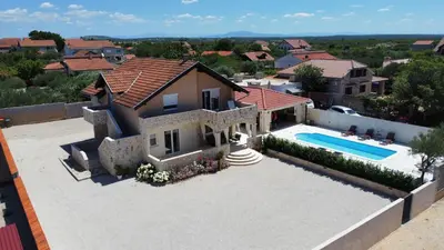 Bazen u objektu Holiday home Bevanda ili u blizini