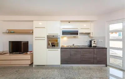 Kuhinja ili čajna kuhinja u objektu Lovely Apartment In Sibenik