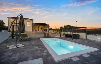 Bazen u objektu Beautiful Home In Primosten With Wifi ili u blizini