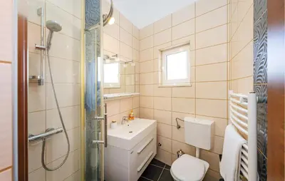 Kupaonica u objektu Amazing Apartment In Sibenik