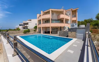 Bazen u objektu Stunning Apartment In Sibenik ili u blizini