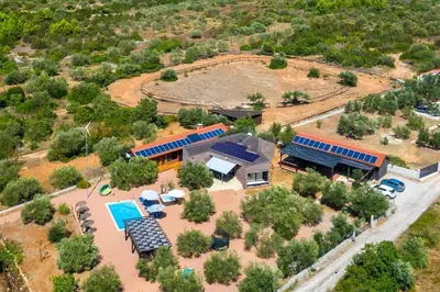 Ptičja perspektiva objekta Horse House Ivinj