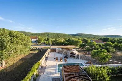 Bazen u objektu Hedonica house ili u blizini